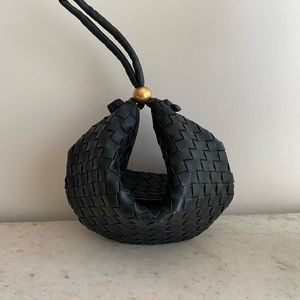 Medium Intrecciato (like BV) pouch with adjustable strap